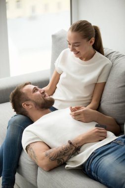 Bin yıllık adam kız dizlerinin üstüne yalan rahatlatıcı 