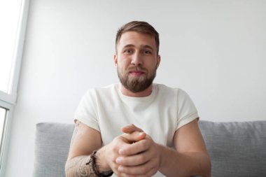 Bin yıllık adam dizüstü bilgisayarda görüntülü arama yapma
