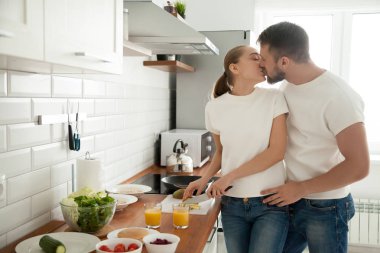 Romantik Çift birlikte yemek kahvaltı öpüşmeye başlayın