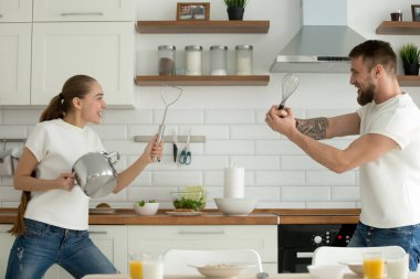 Mutfak mutfak eşyaları ile oynarken oynak genç çift