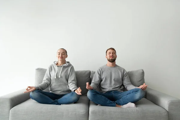 Casal feliz meditar em casa praticando ioga — Fotografia de Stock