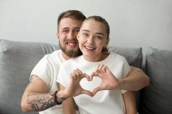 Портрет счастливой пары, обнимающей сердце руками — стоковое фото