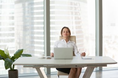 Genç işkadını rahat ergonomik ch eğilerek rahatlatıcı