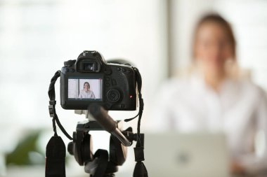 İş kadını vlog filme profesyonel dijital SLR dijital fotoğraf makinesi 