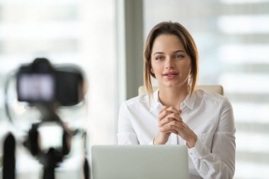 Başarılı işkadını vlogger veya kamera film için konuşan koç