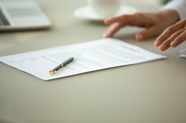 Sözleşme kavramı imzalamak sunan, yasal belge görünümü kapatın