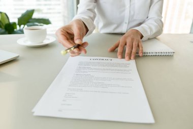 Kadın kalem sözleşme gelecek vaat eden iyi bir anlaşma imzalamak teklif veren 