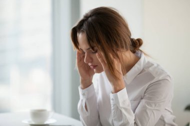 Yorgun yorgun işkadını duygu güçlü baş ağrısı için iş başında