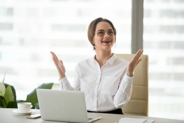 Emocionada mujer de negocios levantando las manos sorprendida o feliz con gran n — Foto de Stock