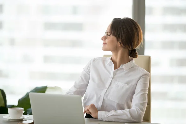 Feliz mujer de negocios satisfecha disfrutando del éxito empresarial pensando — Foto de Stock