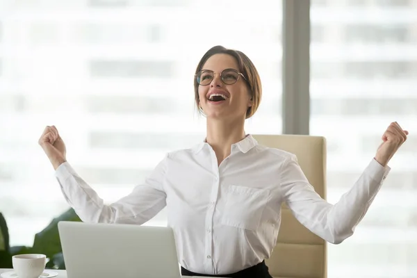 Aufgeregte selbstbewusste Geschäftsfrau feiert Sieg — Stockfoto