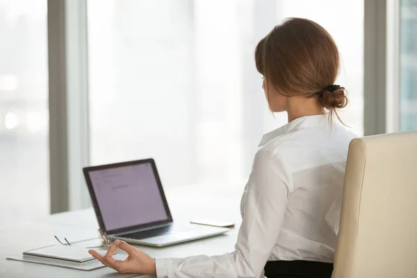 Mindful tranquila empresaria tomando descanso en la oficina para yoga medit — Foto de Stock