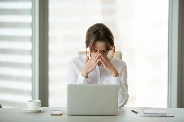 Frustrerad stressad affärskvinna känsla chocken sitter i offic — Stockfoto