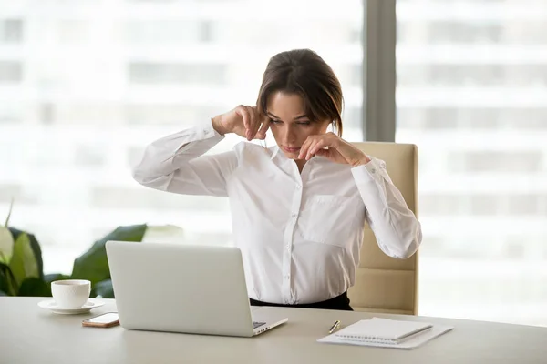 Zmęczona kobieta czuje się zmęczony dotykając suchą podczerwieni na komputerze — Zdjęcie stockowe