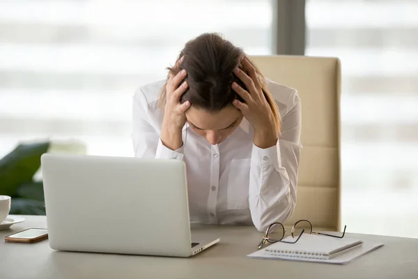 Frustrata donna d'affari stressata scioccata dal fallimento o dal busin — Foto Stock