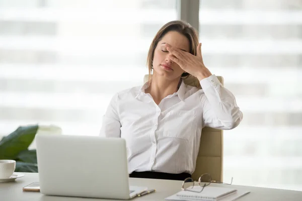 Cansada mujer de negocios cansada sintiéndose agotada de exceso de trabajo en de — Foto de Stock
