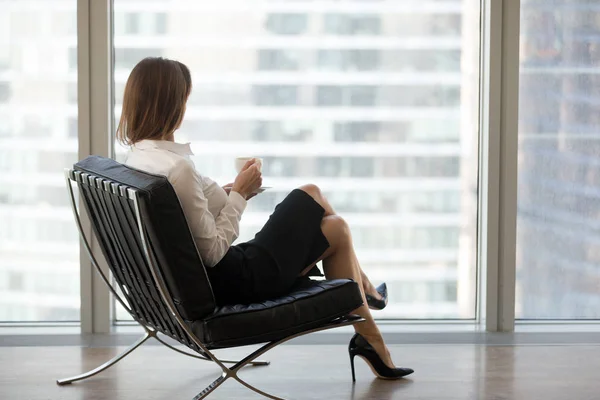 Successful businesswoman sitting in comfortable chair enjoying v — Stock Photo, Image