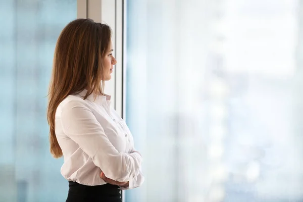 Succesvolle doordachte vrouw bedrijfsleider op zoek uit grote w — Stockfoto