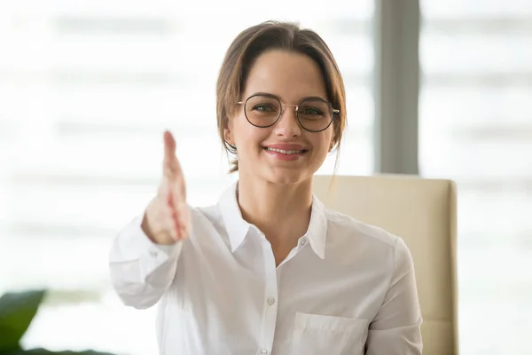 手を差し伸べる写真素材 ロイヤリティフリー手を差し伸べる画像 Depositphotos