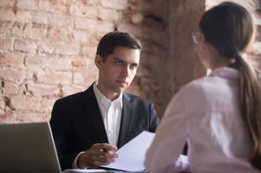 Ciddi İK Yöneticisi görüşme genç kadın aday