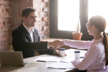 Gülümseyen genç erkek ve dişi karşılıklı satış sonrası