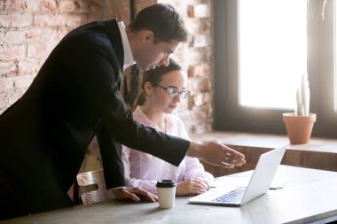 Ofiste iki arkadaşları yeni projeyi tartışmak