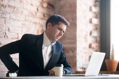 Adam iş yerinde bir sırt ağrısı var