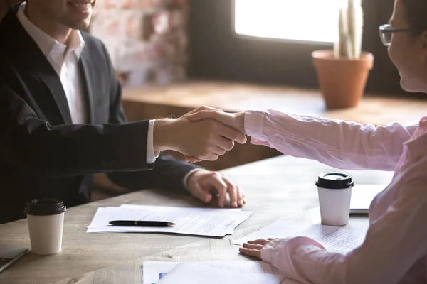 Close-up van handdruk van de twee succesvolle zakenmensen na goede deal — Stockfoto