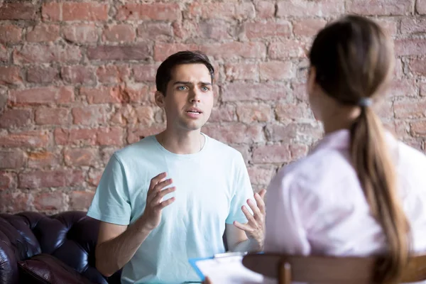 Joven Hombre Visitando Psicólogo Terapeuta Consejero Doctor Paciente Cliente Hablando — Foto de Stock
