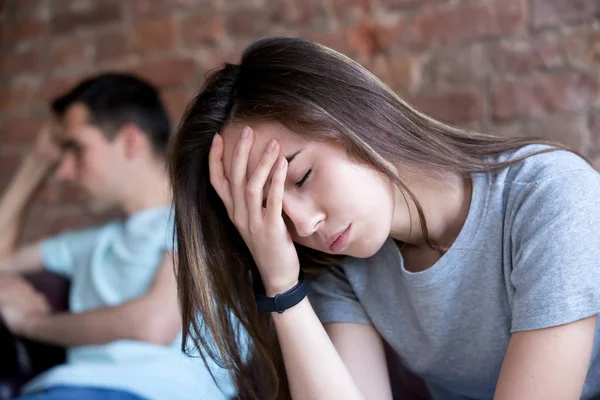 Mujer con dolor de cabeza y hombre sobre un fondo — Foto de Stock