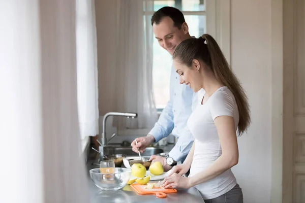 Glückliche Junge Eltern Bereiten Hause Gemeinsam Ein Gesundes Frühstück Lächelnde — Stockfoto