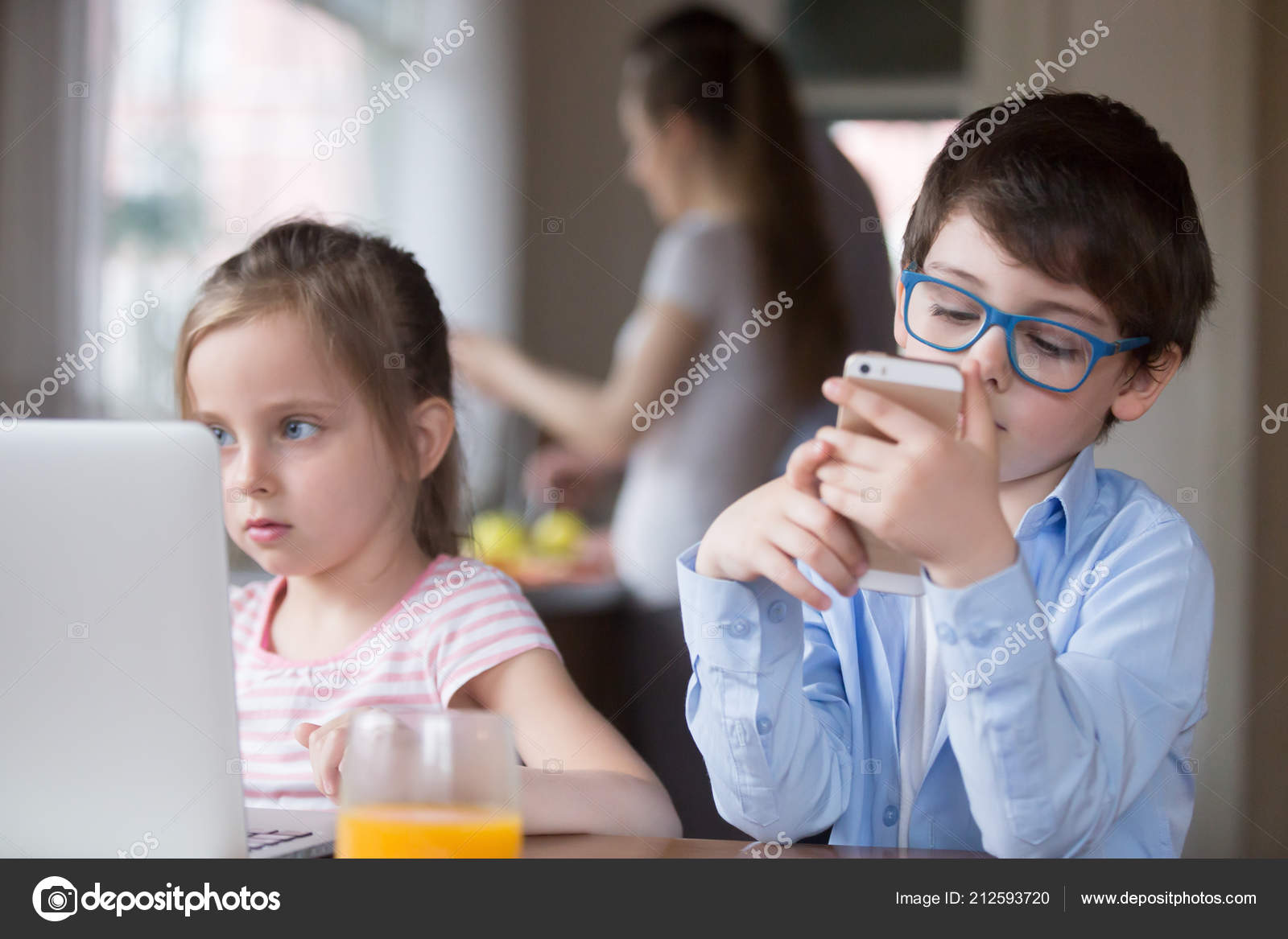 small kids playing games