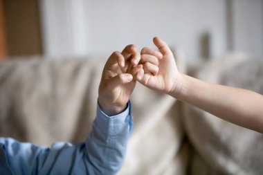  Çocuklar el serçe söz yapma yakın çekim