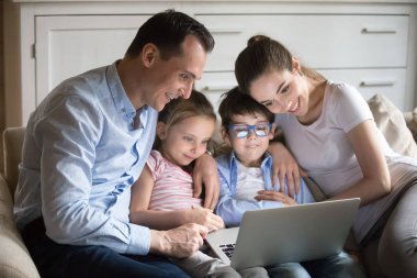 Laptop çizgi film izlerken küçük çocuklarla veliler kucaklamak