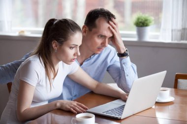 Hayal kırıklığına Başlarken kötü haber e-posta üstünde laptop genç çift