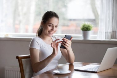 Mutlu kadın smartphone, iyi haber online okuma