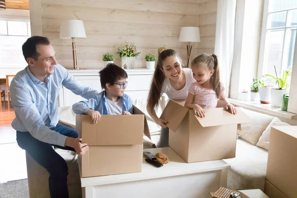 Niedliche Kinder verstecken sich beim Auspacken in Kartons — Stockfoto