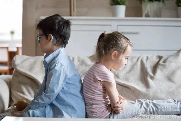 Bruder und Schwester beleidigt und nach Schlägerei nicht gesprochen — Stockfoto