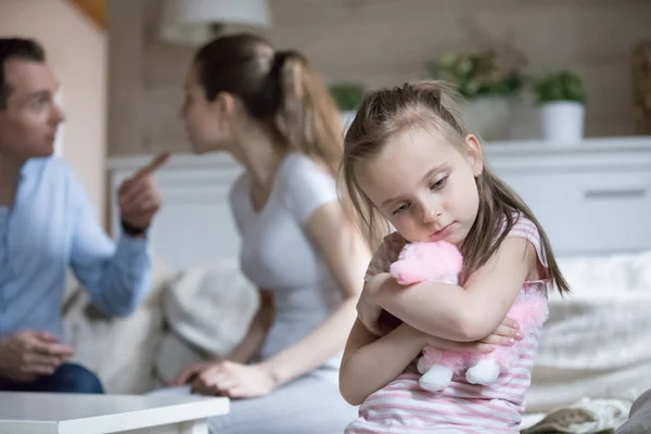 Грустная Маленькая Девочка Обнимает Игрушку Расстроенные Родители Ссорятся Разочарованная Маленькая — стоковое фото