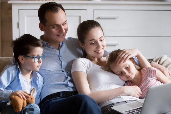 Glückliche Familie entspannen im Wohnzimmer und sehen Cartoons auf Laptop — Stockfoto