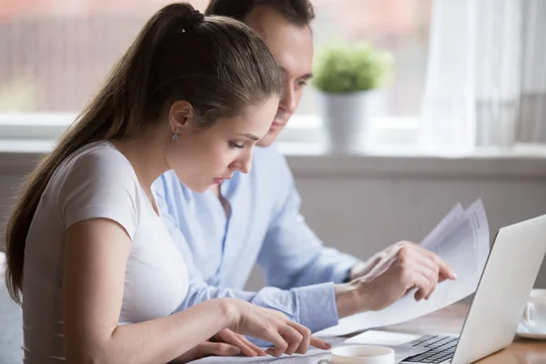 Seriöser Mann und Frau lesen Papierkram, der das Familienbudget verwaltet — Stockfoto