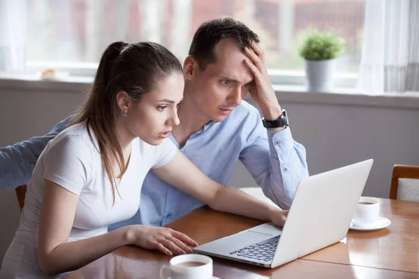 Jeune couple déçu obtenir de mauvaises nouvelles e-mail sur ordinateur portable — Photo