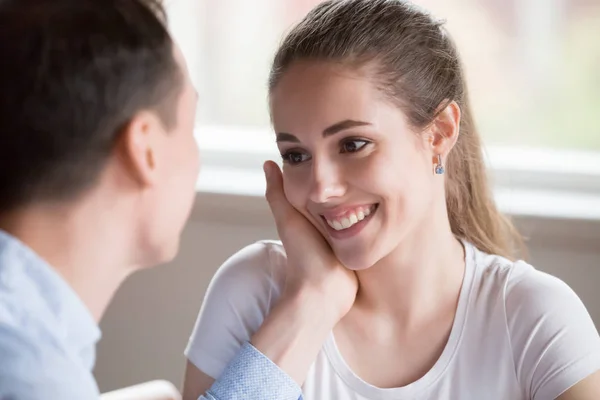 Liebevoller Mann berührt Liebhaber Gesicht streichelt sie — Stockfoto