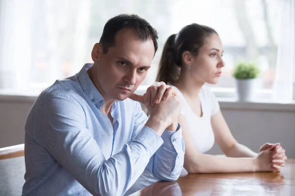 Pareja obstinada evitar hablar entre sí después de la pelea — Foto de Stock