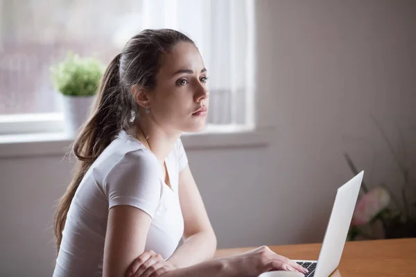 Verärgerte Freundin wartet auf Nachricht von Liebhaber auf Laptop — Stockfoto