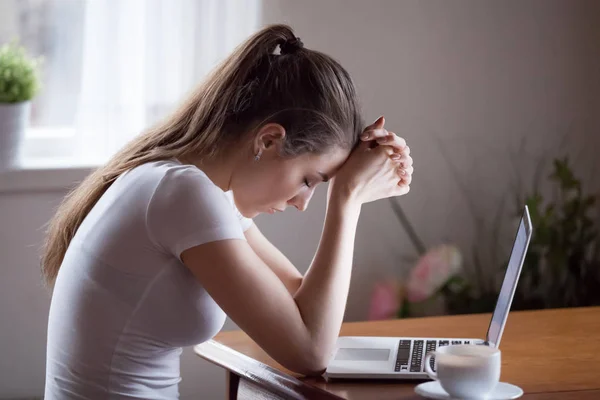 Mujer joven trastornada se siente abajo recibiendo mensaje negativo — Foto de Stock