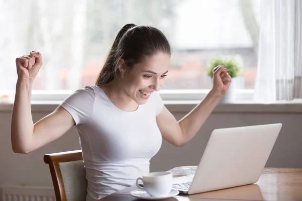 Aufgeregte Frau feiert Online-Erfolg oder Lottogewinn — Stockfoto