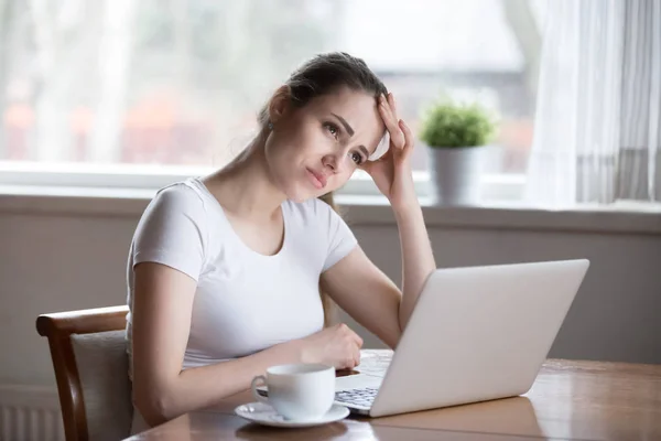 Mulher trabalhando no laptop pensando sobre a solução do problema — Fotografia de Stock