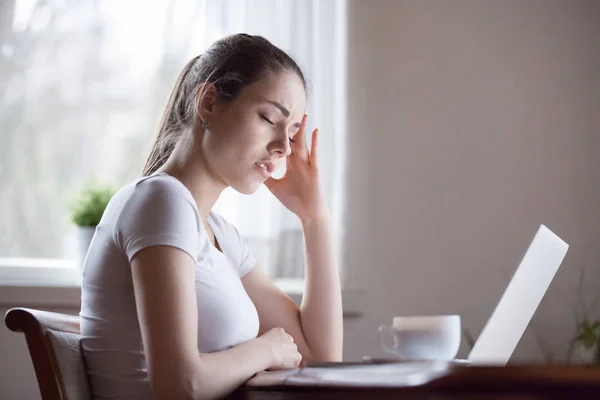 Cansado feminino sofrendo de dor de cabeça distraído forma laptop trabalho — Fotografia de Stock