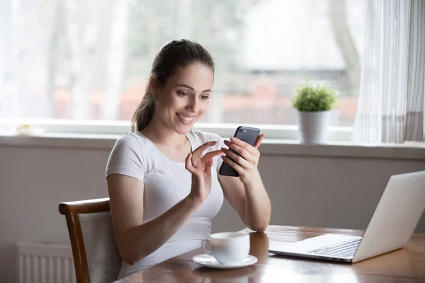 Mujer feliz leyendo buenas noticias en línea en el teléfono inteligente —  Fotos de Stock